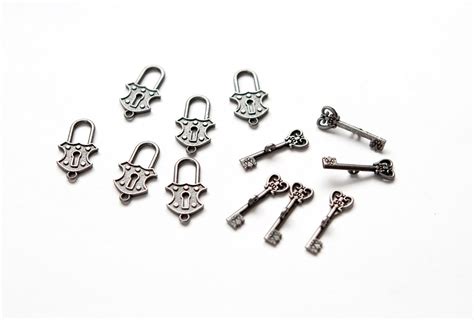 supplies heart shaped skeleton key  lock toggle sets
