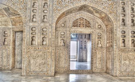 the interior decoration of agra fort image credit