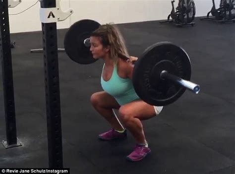 weightlifter criticised for exercising whilst pregnant