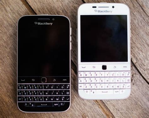 blackberry smartphone  qwerty keyboard    geeky gadgets