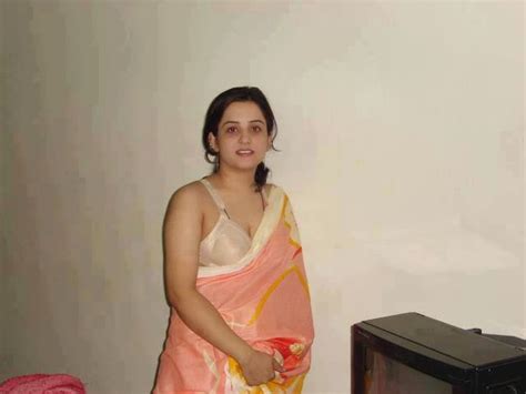 indian beautiful housewife in saree images collection
