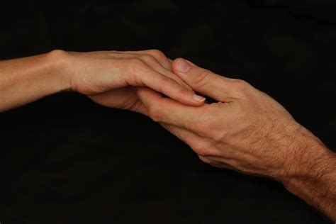 photo de deux mains jointes main dhomme  de femme