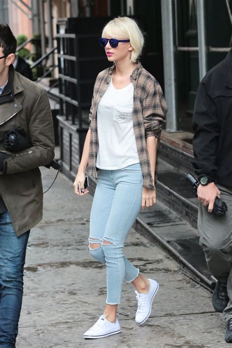 taylor swift isn t goth anymore now she s grunge