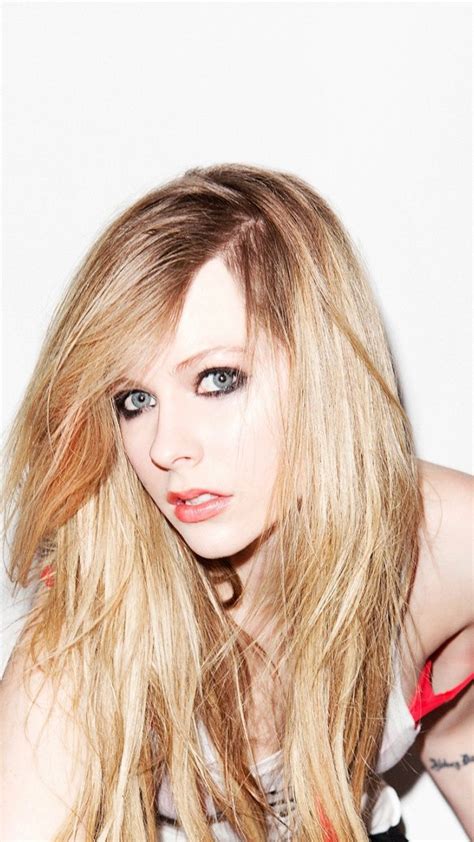Singer Blonde Long Hair Avril Lavigne 720x1280 Wallpaper