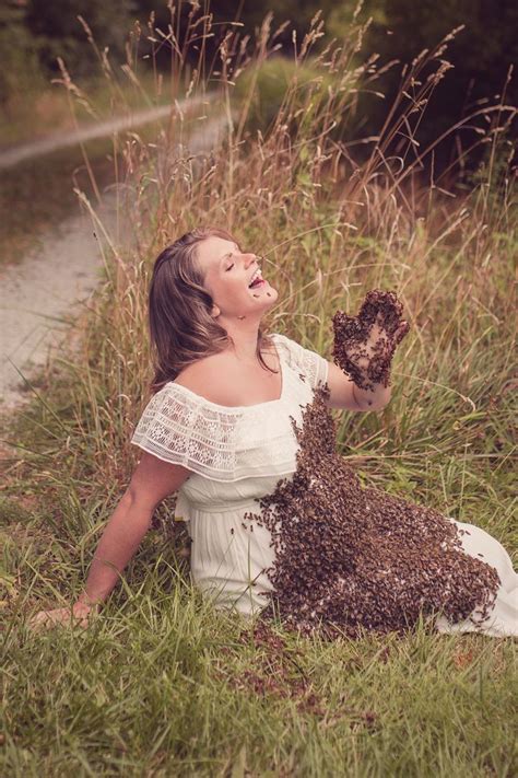 ohio mom poses for maternity photo with 20 000 bees huffpost