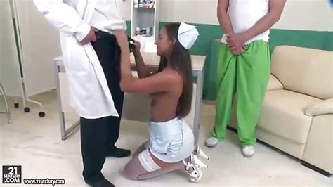 enfermera follada por el doctor y el paciente