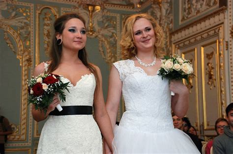 russian lawmakers propose banning marriages for trans people