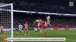 Los audios del VAR de la polémica del Real Madrid - Almería: "Le da en el hombro"