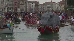 Spektakel beim Karneval in Venedig: Gondel-Paraden auf dem Wasser