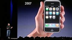 Steve Jobs introduces iPHONE in 2007 📲