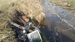 Nad rzeką Lubaczówka między Radawą i Cetulą, ktoś zrobił sobie dzikie wysypisko śmieci
