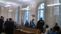 Bójka kibiców w szczecińskim sądzie na procesie... w sprawie ustawek [WIDEO]