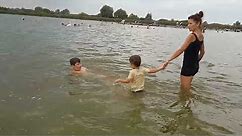 Braciszkowie z mamusią podczas kąpieli nad zalewem Żółtańce (21.08.2023) (2)