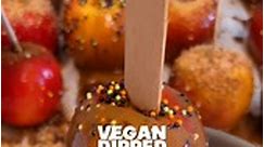 🍏✨ Vegan Caramel Apples Recipe! 🎃👻 1. Get 6 Apples 🍎 & Popsicle Sticks. 2. Boil Coconut 🥥 Milk Sugar & Oil. 3. Stir in Vanilla. 4. Dip Apples in Caramel. 5. Roll in Toppings: Nuts, Vegan Choc, Sprinkles! 🥜🍫✨ 6. Chill & Enjoy! 😋❄️ Easy & Fun! 🎈 Perfect for Halloween parties! 🎉 Love, Cheryl 👉 The full recipe is on my blog tips how to store them, keep them fresh, and prevent them from getting sticky or soggy! veginnercooking.com/post/vegan-caramel-dipped-apples #VeganHalloween #CaramelAp