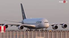 Přistání největšího letadla Airbus A380 za silného větru v Praze