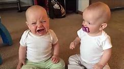 Bliźniacze dziewczynki walczą o smoczek. Twin baby girls fight over pacifier. Laki @hitmanlaki