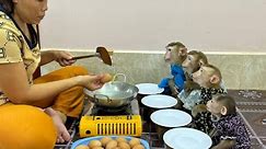 4 Siblings Sit Very Obediently & Excited While Mom Cook Fried Egg For Their Breakfast Treat ,