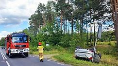 Zderzenie samochodów i dachowanie na drodze między Seceminem a Czarncą