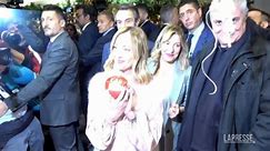 Milano, Giorgia Meloni in visita all'«Artigianato in fiera» tra selfie e regali