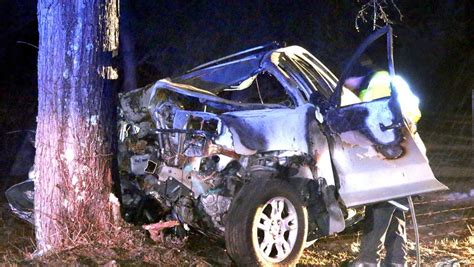 Man dead after car crashes into tree in Aurora