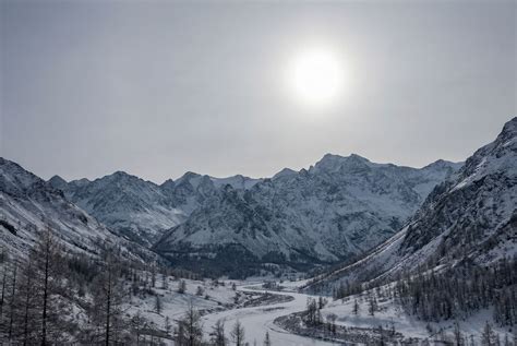 Nano Banana prompt: a scenic landscape with tall mountain...