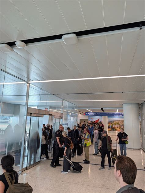 02-Mar UA2127 LAX-EWR retuned to LAX engine issues - United Club closed ...