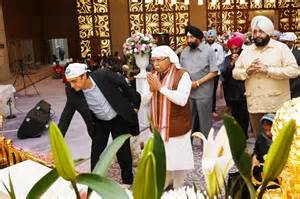 Union minister Manohar Lal offers prayers at Gurudwara Guru Nanak ...
