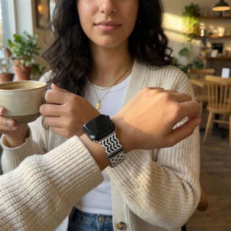 The Keffiyeh Through History: From Desert Cloth to Global Symbol