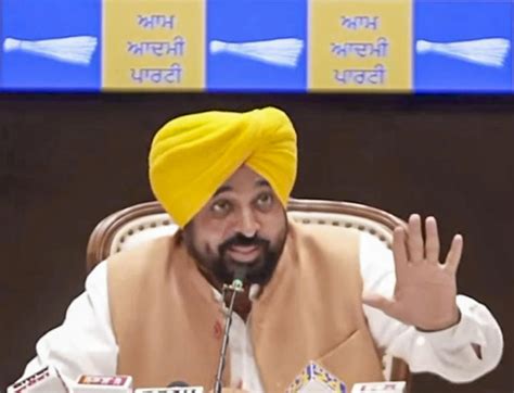 'Gaddars': Punjab CM slams AAP MPs who quit party