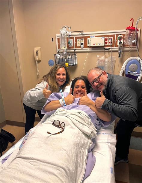 Mom Thought Stage 4 Colorectal Cancer Was a ‘Death Sentence.’ A New Treatment Saved Her Life - AOL