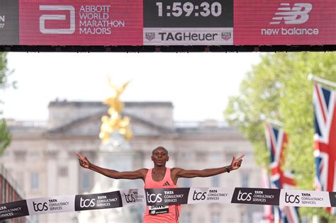 Kenya gives a hero's welcome to marathon record breaker Sabastian Sawe
