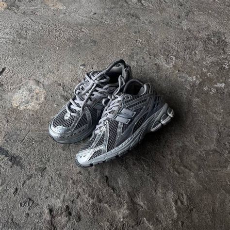 New Balance 1906R Women's Grey - US 7, Women's Fashion, Footwear, Sneakers on Carousell