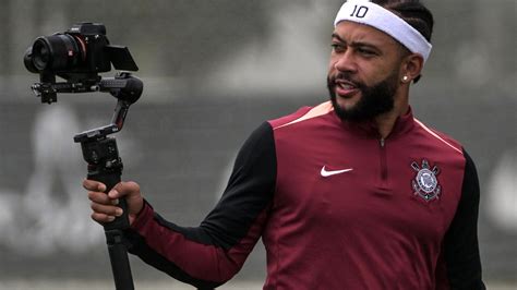 Memphis Depay forced to release statement after being told to stop using phone on bench | talkSPORT