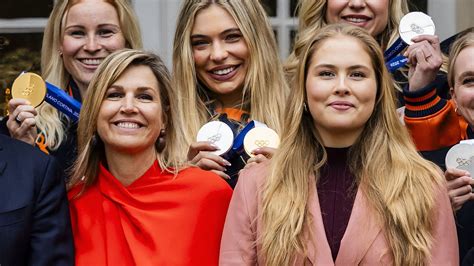 Máxima de Holanda y la princesa Amalia, a todo color con los ...