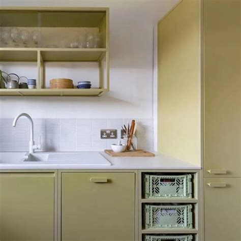 Benjamin Moore Weathered Oak vs. RAL Classic Green beige comparison