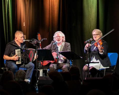 Reg Meuross & The Strike TRIO at Marine Theatre - Fire & Dust: A Woody ...