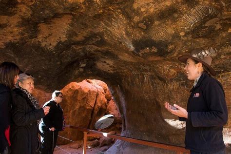 Highlights of Uluru Including Sunrise and Breakfast