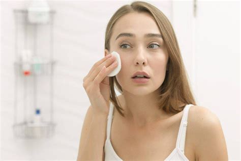 Micellar Water: 5 Οφέλη που έχει το micellar water στην επιδερμίδα σας - Healthweb.gr