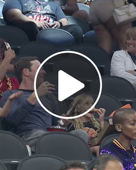 The adorable reaction of the little fan when he realized he was ...