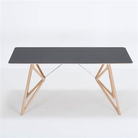 Tavolo in rovere Tink e piano in linoleum nero | Gazzda