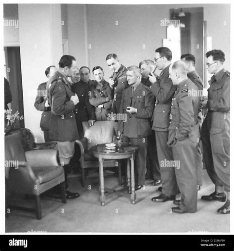 World war ii correspondents Black and White Stock Photos & Images - Alamy