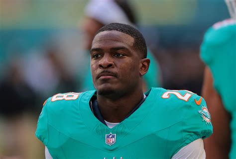 Dolphins RB De’Von Achane absent for start of voluntary workouts