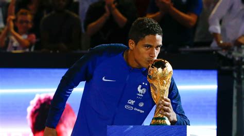 À seulement 31 ans, Raphaël Varane prend sa retraite - Télé 7 Jours