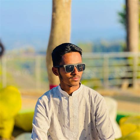 বেরিয়েছে যে কাফেলা, ফিরবে না সে কোনদিন, হয়তো বিজয় হবে, নইতো তার ...