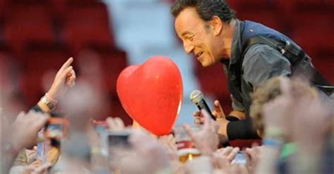 Book asks if Bruce Springsteen helped bring down the Berlin Wall | Reuters