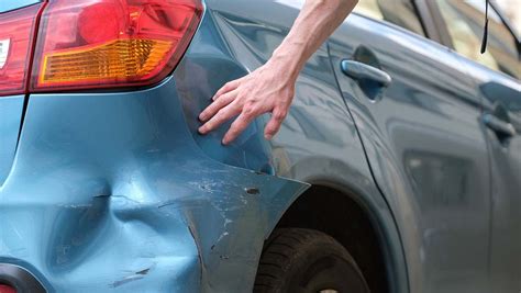 BAB 8 / Stuttgart: Unfallflucht nach verlorener Ladung