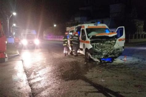 Ambulanță implicată într-un accident, în timp ce se deplasa spre un ...
