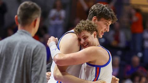 Micah Handlogten’s senior night helps Florida basketball extend win streak