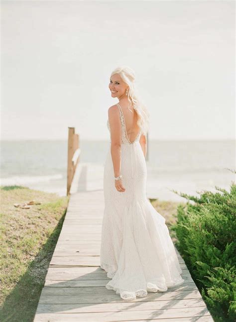 Beach wedding outfits for ladies | Beachweddingtips.com