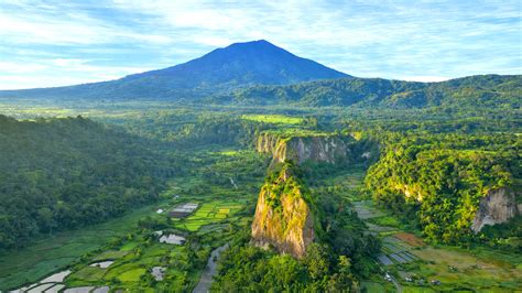 What makes Ngarai Sianok one of West Sumatra’s natural icons?